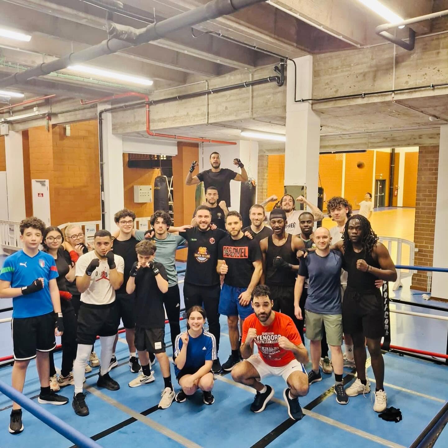 Groupe d'enfants et adultes en tenue de boxe à EHM Boxing Club